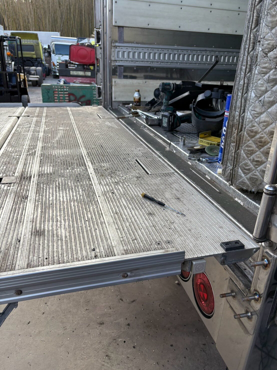 大型冷凍車格納PG取り付け完了！